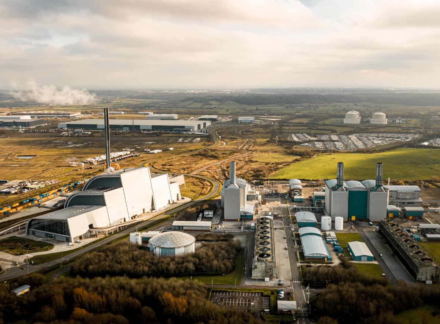 Planta de energía industrial con tecnologías de economía circular y sostenibilidad ambiental.