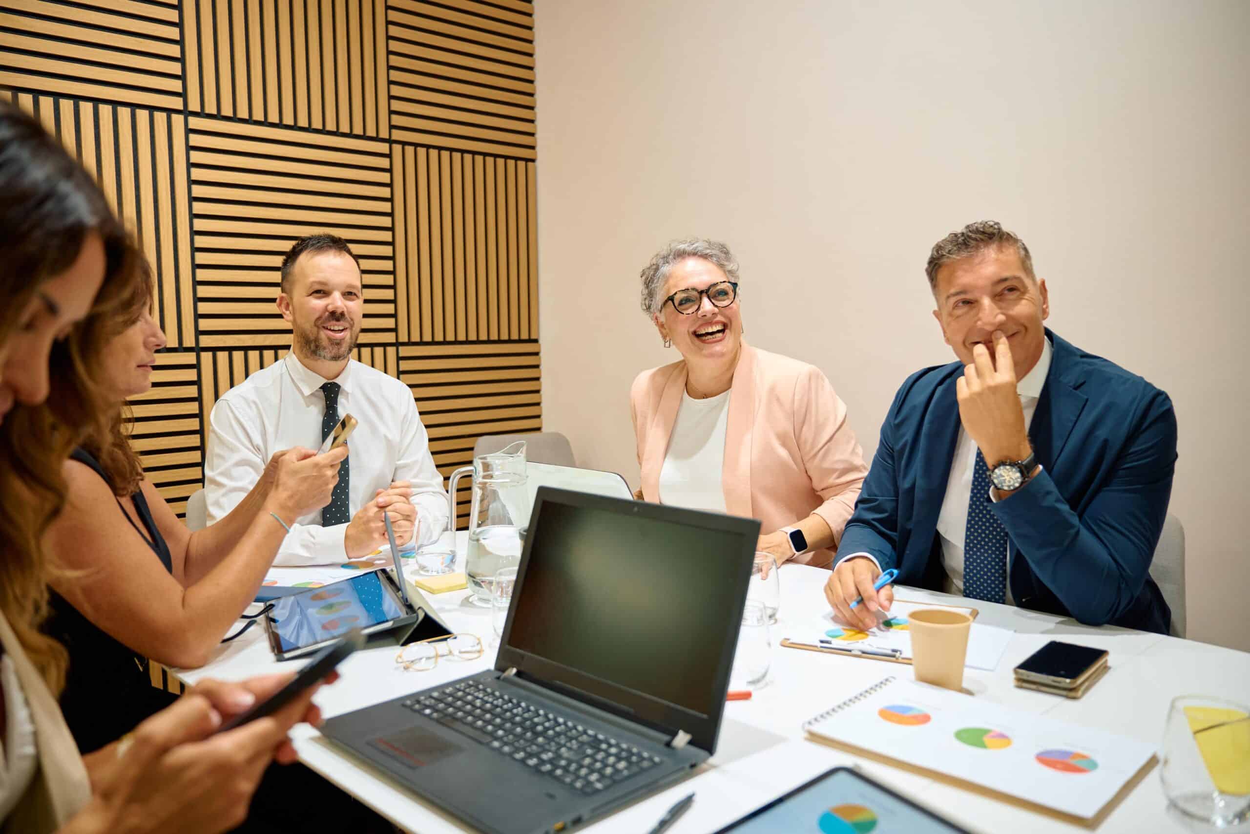 Grupo de profesionales reunidos en una sala de trabajo durante una sesión de consultoría.