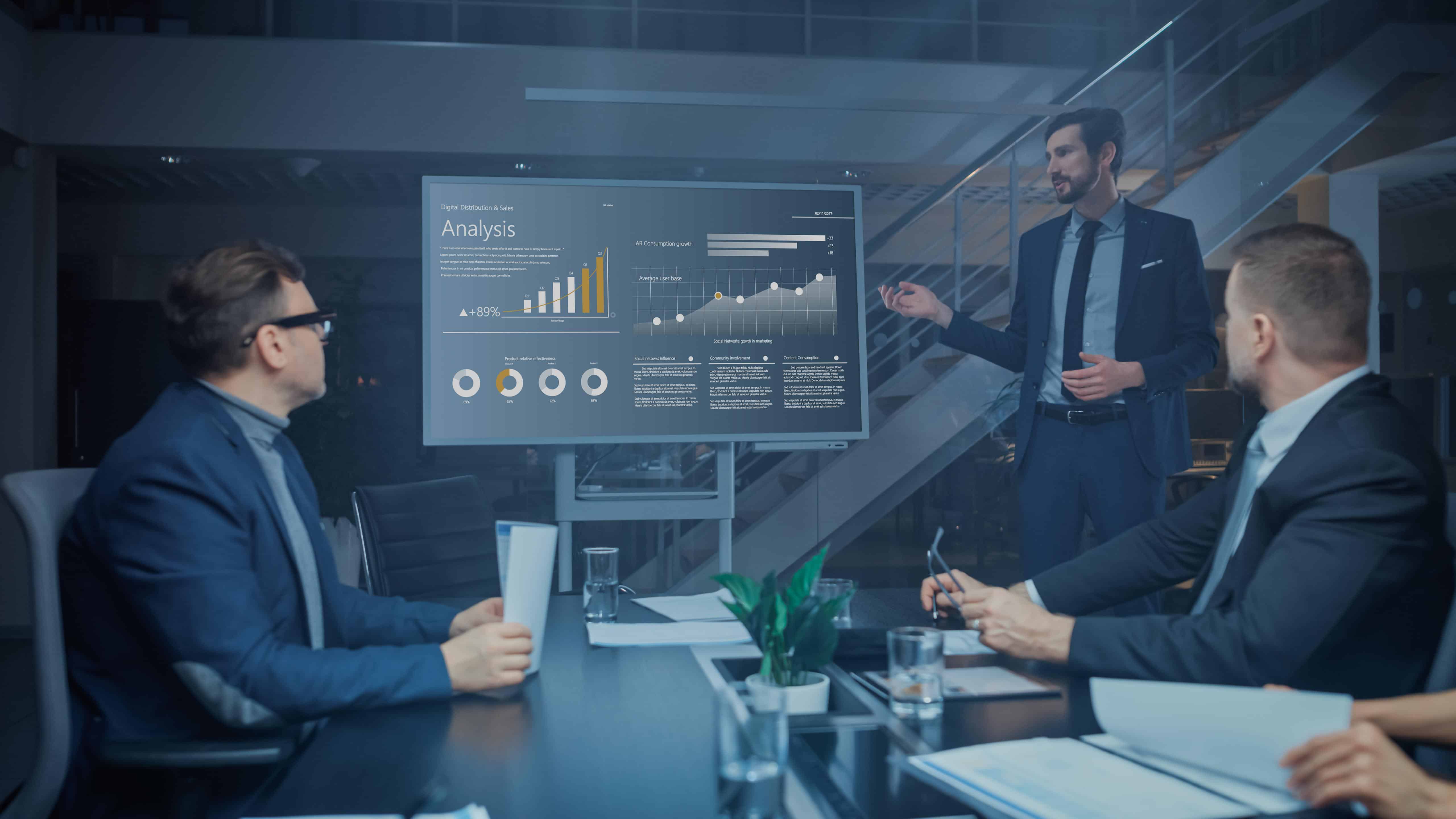 Equipo técnico analizando mapas y datos estratégicos en una mesa de trabajo.