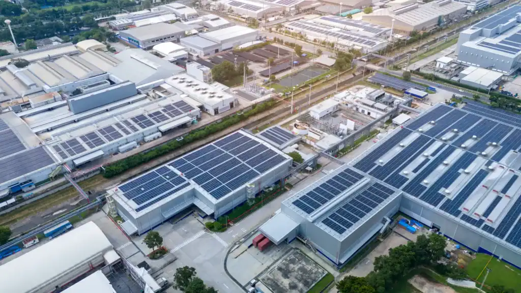 Polígon industrial amb panells solars